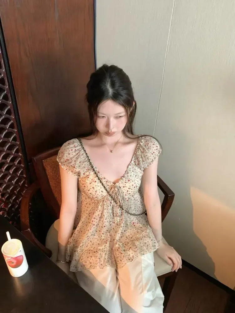 CHICMORE Atasan lengan pendek dengan motif cetak dan kerah v neck kekinian