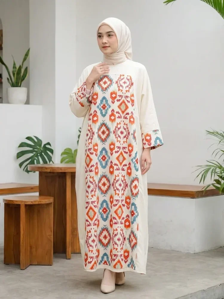 ASAYA Gaun dengan leher bulat dan potongan vertikal dari motif tradisional