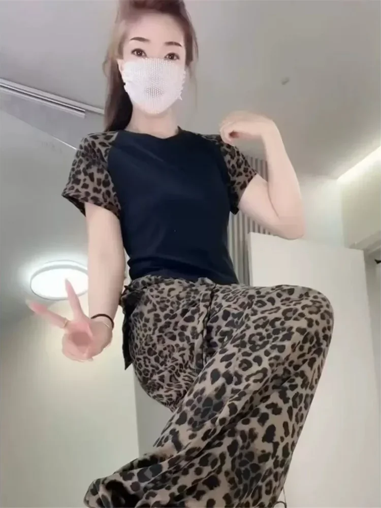 FADFAD Setelan dua potong atasan lengan pendek motif leopard dan celana longgar