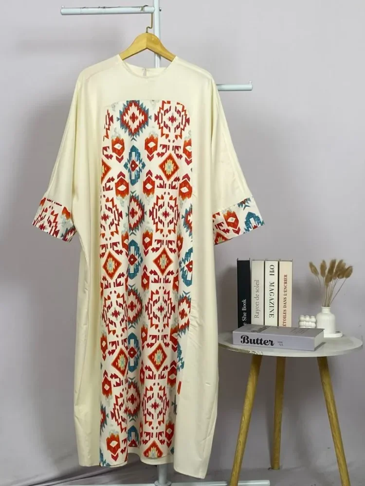 ASAYA Gaun dengan leher bulat dan potongan vertikal dari motif tradisional