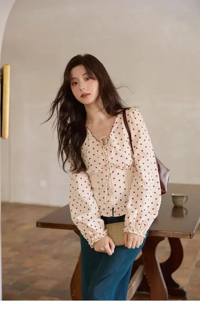 CHICMORE Blouse motif polkadot dengan lengan panjang dan kerah tie neck gaya kekinian