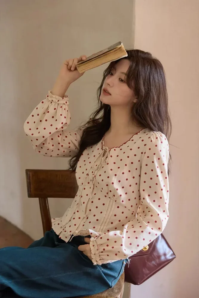 CHICMORE Blouse motif polkadot dengan lengan panjang dan kerah tie neck gaya kekinian