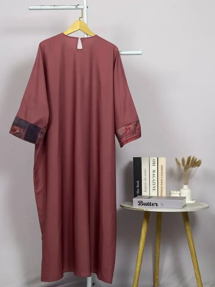 ASAYA Gaun berleher bulat, polos dengan potongan vertikal dan motif tradisional