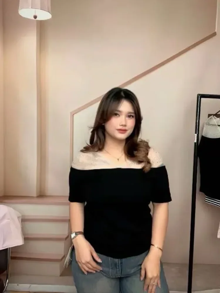 FADFAD Kaus wanita kerah v neck lengan pendek dengan hiasan mutiara