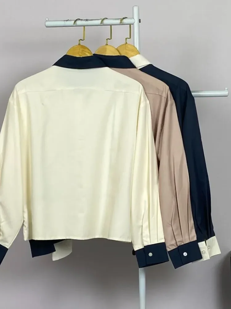 ASAYA Atasan lengan panjang polos dengan kerah polo, dilengkapi saku dan desain jahitan sambungan
