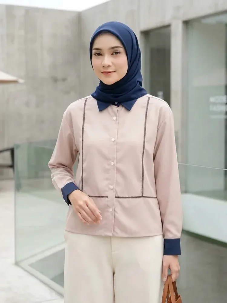 ASAYA Atasan lengan panjang polos dengan kerah polo, dilengkapi saku dan desain jahitan sambungan