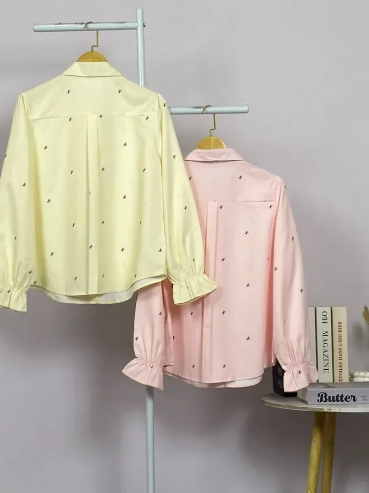 ASAYA Kemeja model kardigan berukuran *oversized* dengan desain tepi bergelombang yang tidak beraturan.