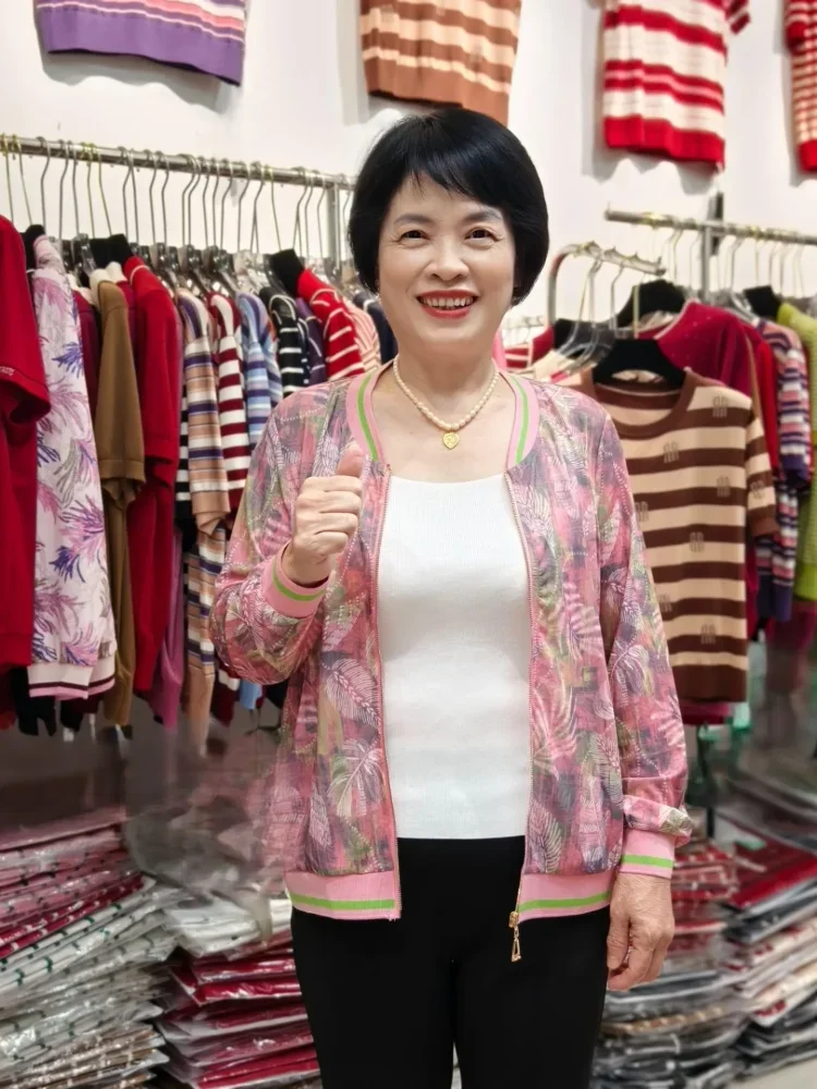 FADFAD Atasan kaos longgar lengan sedang leher v bermotif untuk wanita