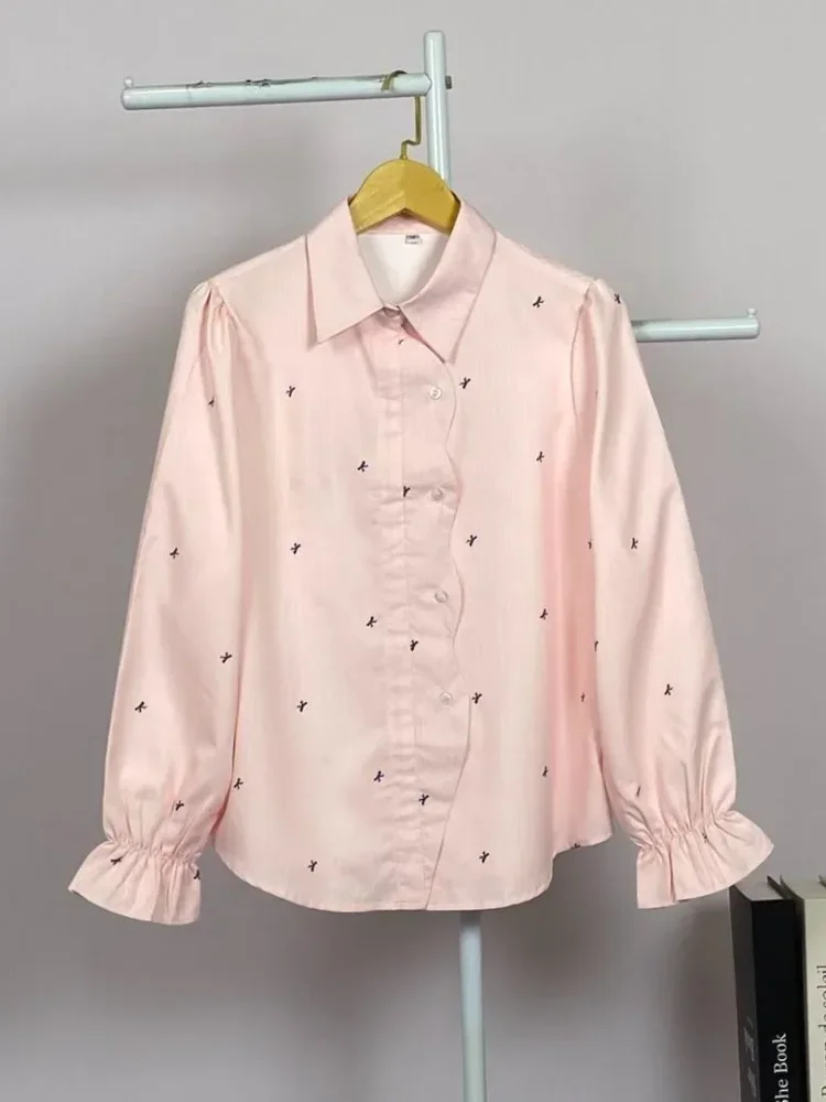 ASAYA Kemeja model kardigan berukuran *oversized* dengan desain tepi bergelombang yang tidak beraturan.