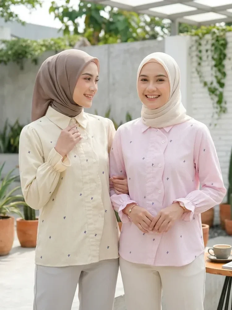 ASAYA Kemeja model kardigan berukuran *oversized* dengan desain tepi bergelombang yang tidak beraturan.