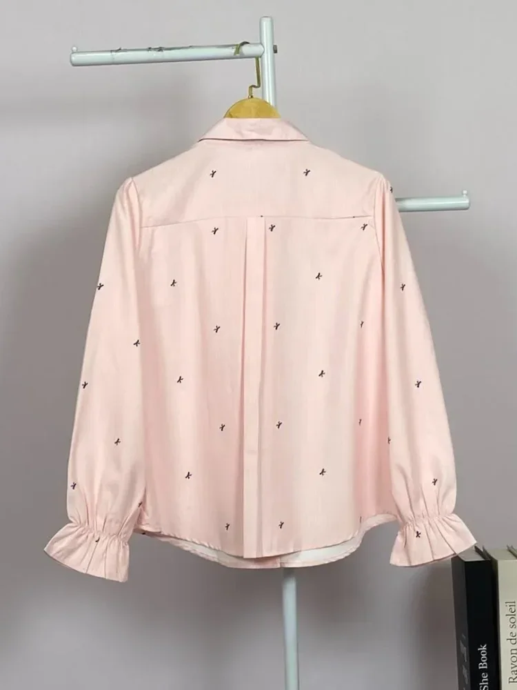 ASAYA Kemeja model kardigan berukuran *oversized* dengan desain tepi bergelombang yang tidak beraturan.