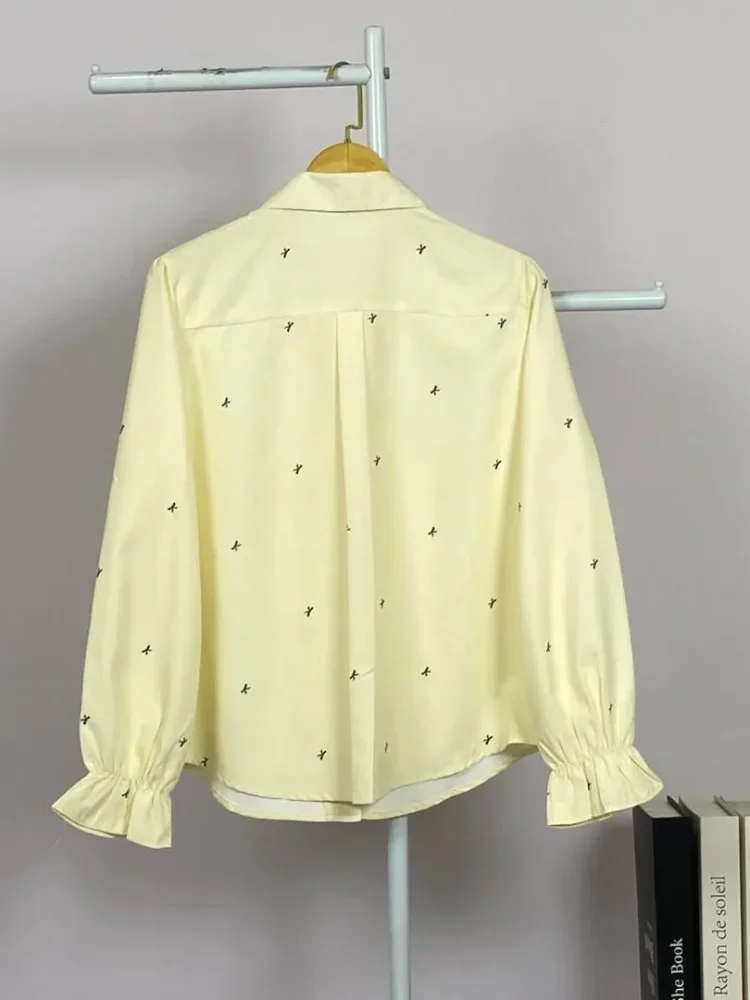 ASAYA Kemeja model kardigan berukuran *oversized* dengan desain tepi bergelombang yang tidak beraturan.
