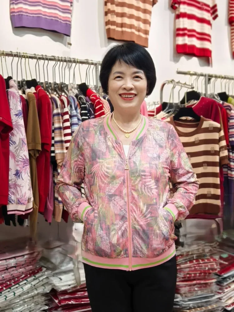 FADFAD Atasan kaos longgar lengan sedang leher v bermotif untuk wanita