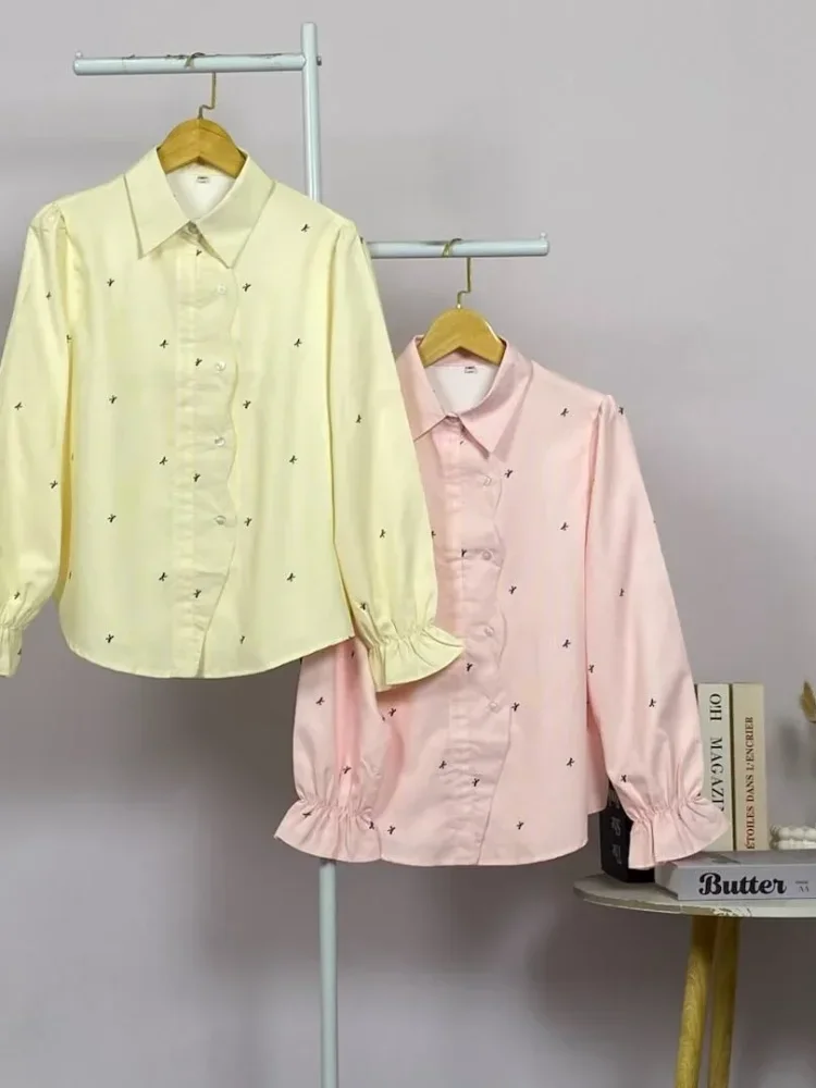 ASAYA Kemeja model kardigan berukuran *oversized* dengan desain tepi bergelombang yang tidak beraturan.