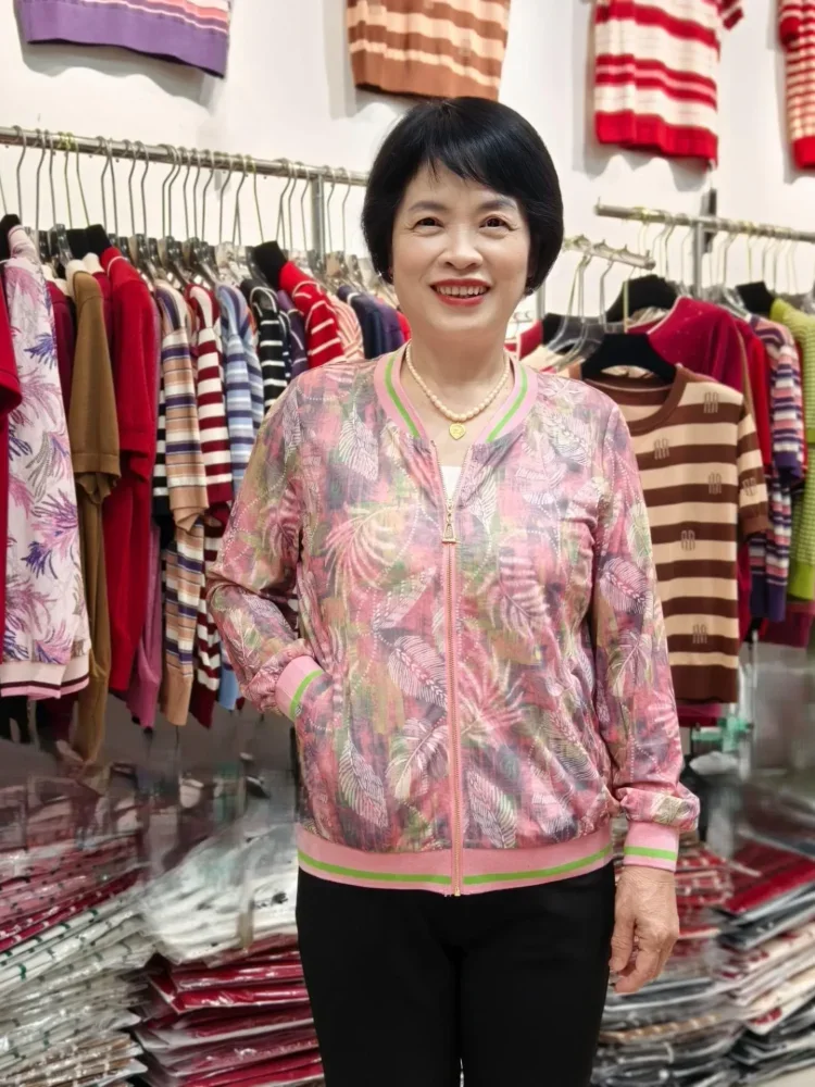 FADFAD Atasan kaos longgar lengan sedang leher v bermotif untuk wanita