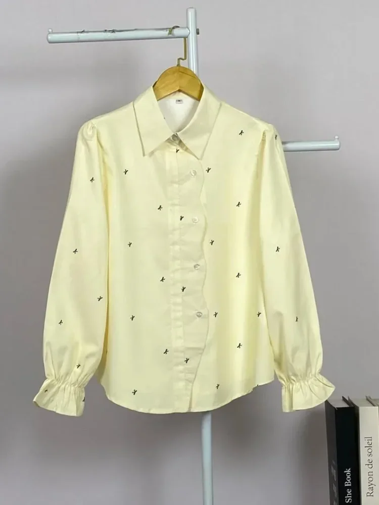 ASAYA Kemeja model kardigan berukuran *oversized* dengan desain tepi bergelombang yang tidak beraturan.