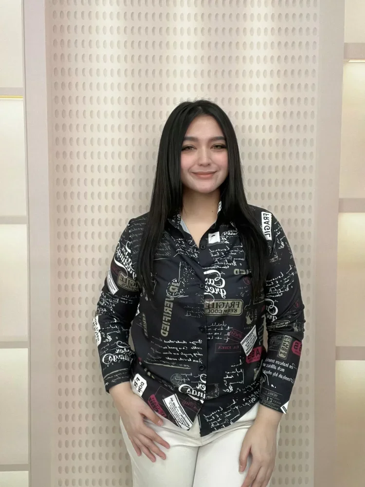 FADFAD Atasan kemeja lengan panjang gaya retro motif koran slim fit