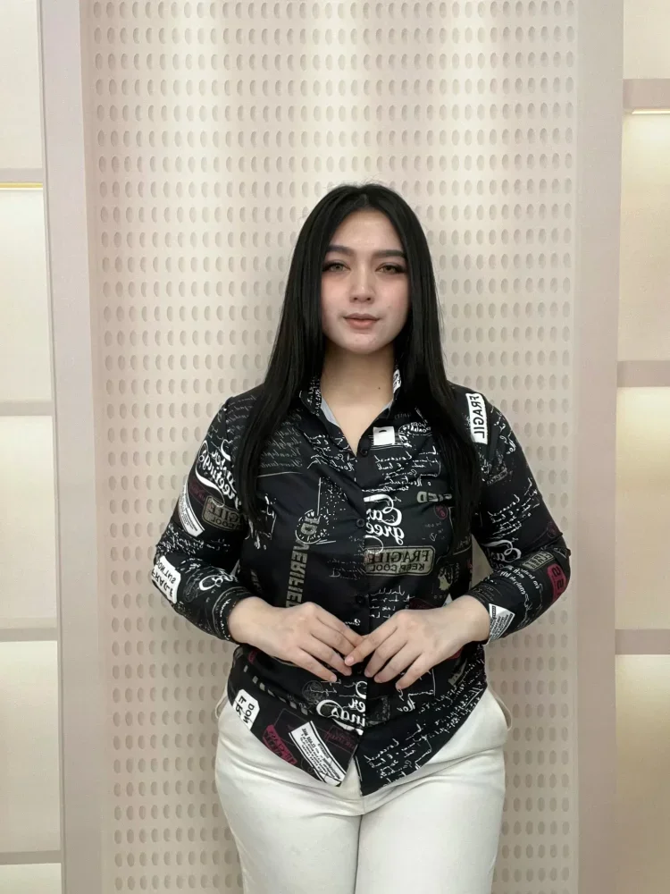 FADFAD Atasan kemeja lengan panjang gaya retro motif koran slim fit