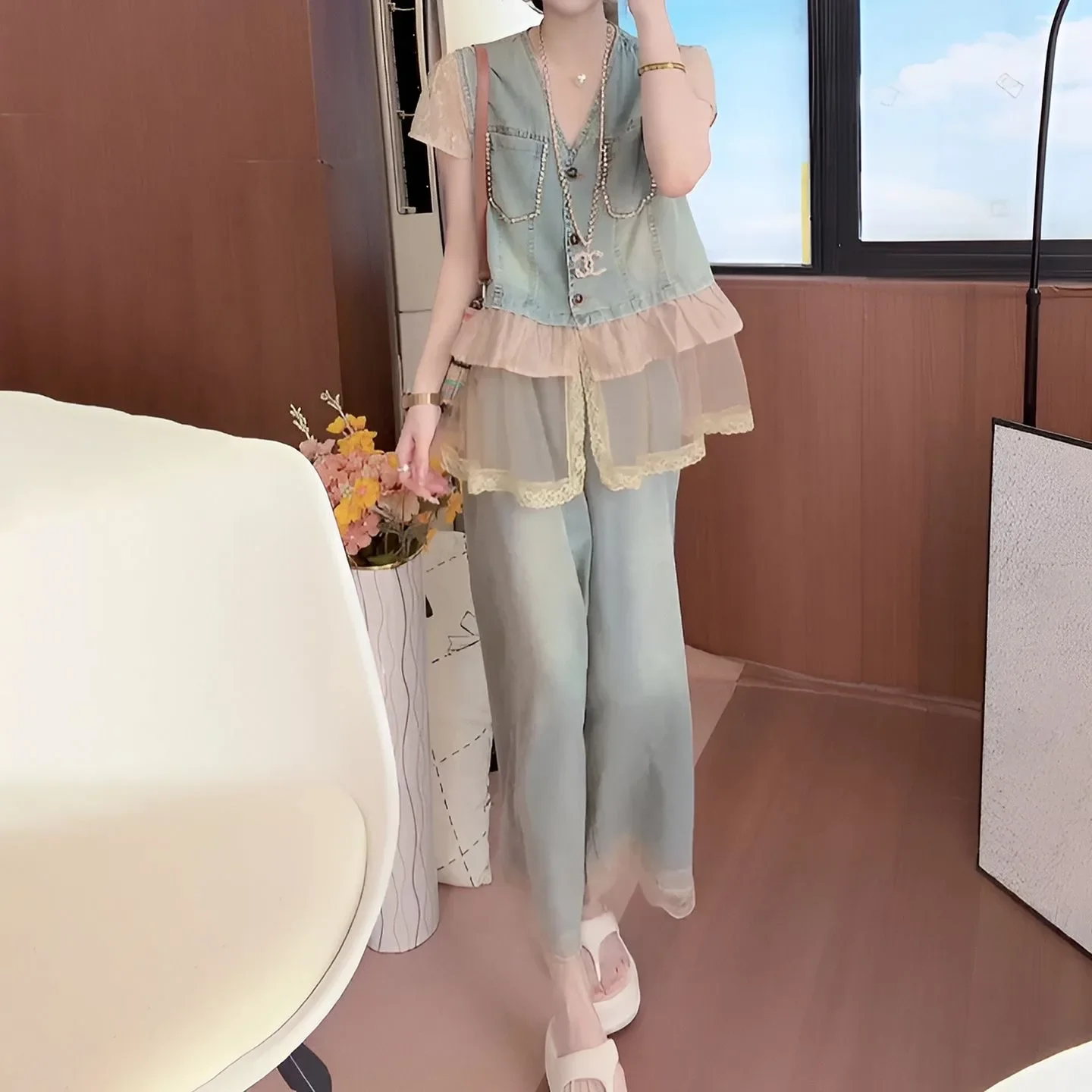 FADFAD Set rompi denim dengan panel renda dan celana berkaki lebar untuk wanita