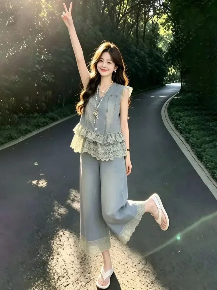 FADFAD Set rompi denim dengan panel renda dan celana berkaki lebar untuk wanita