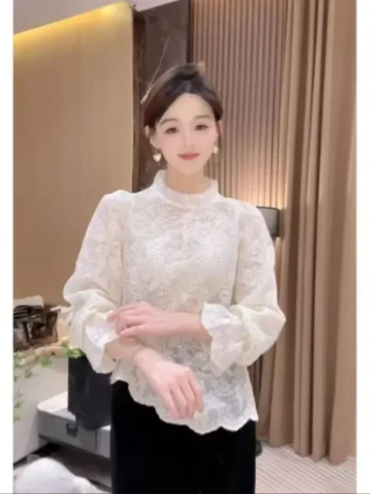 FADFAD Atasan elegan dengan bahan renda bordir yang modis dan minimalis.