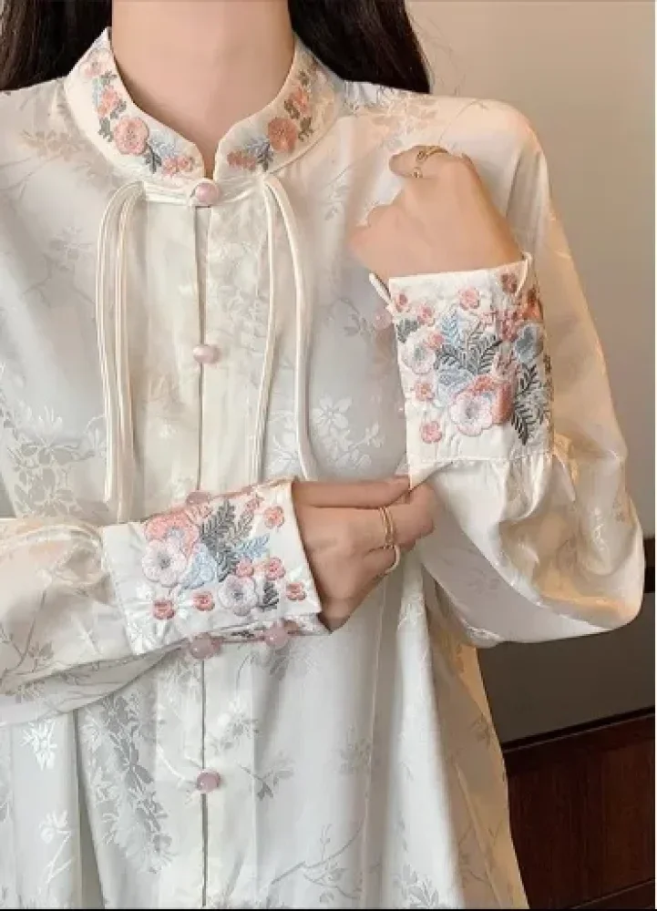 FADFAD Atasan lengan panjang jacquard yang modis dengan bordir minimalis