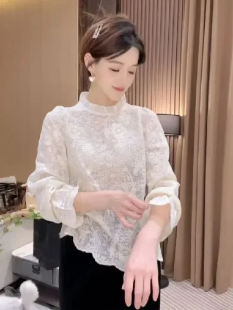 FADFAD Atasan elegan dengan bahan renda bordir yang modis dan minimalis.