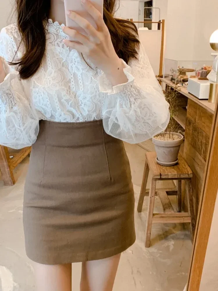 FADFAD Atasan elegan dengan bahan renda bordir yang modis dan minimalis.