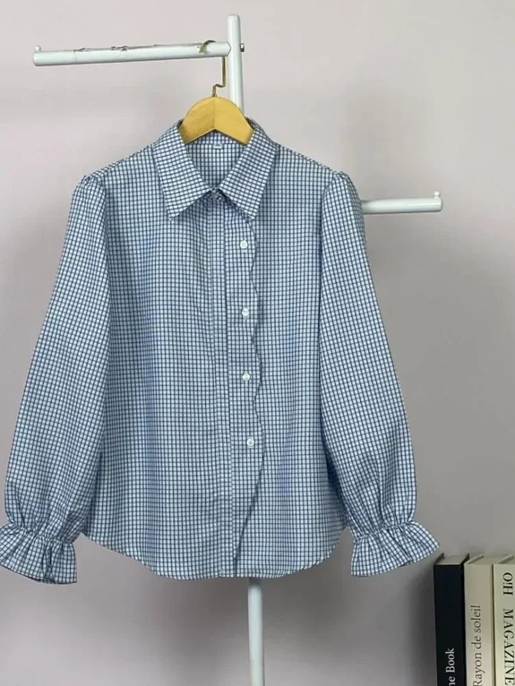 ASAYA Kemeja model kardigan berukuran *oversized* dengan desain tepi bergelombang yang tidak beraturan.