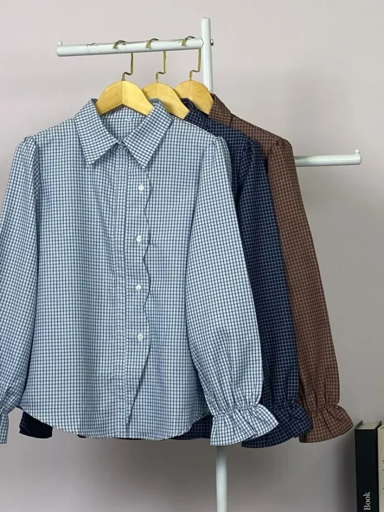 ASAYA Kemeja model kardigan berukuran *oversized* dengan desain tepi bergelombang yang tidak beraturan.