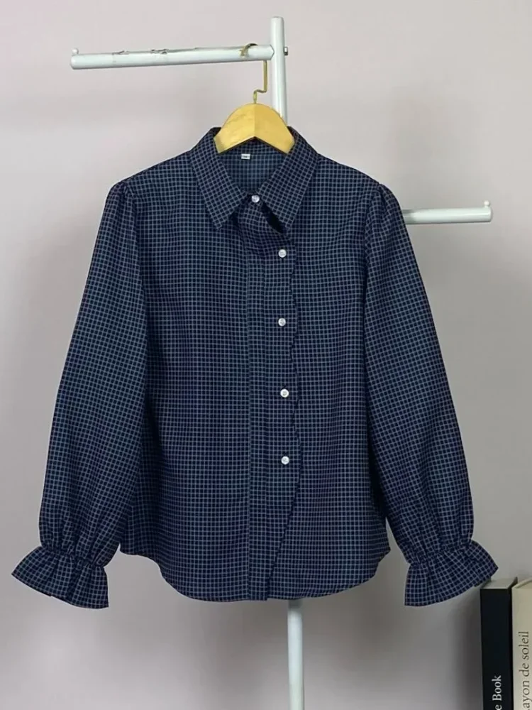 ASAYA Kemeja model kardigan berukuran *oversized* dengan desain tepi bergelombang yang tidak beraturan.
