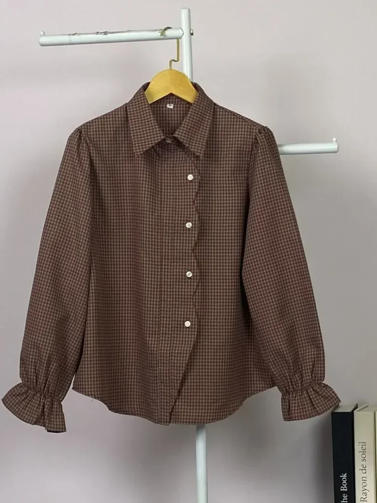 ASAYA Kemeja model kardigan berukuran *oversized* dengan desain tepi bergelombang yang tidak beraturan.