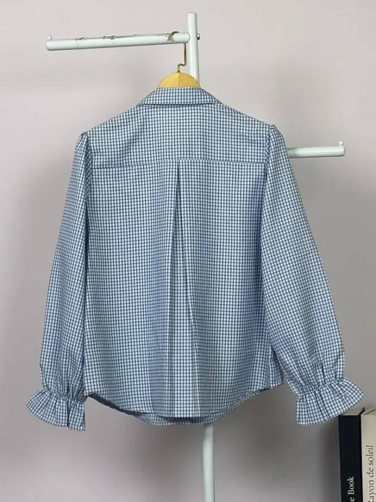 ASAYA Kemeja model kardigan berukuran *oversized* dengan desain tepi bergelombang yang tidak beraturan.