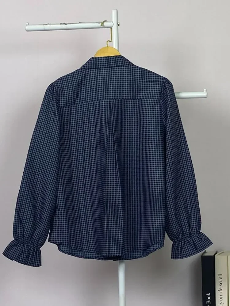 ASAYA Kemeja model kardigan berukuran *oversized* dengan desain tepi bergelombang yang tidak beraturan.