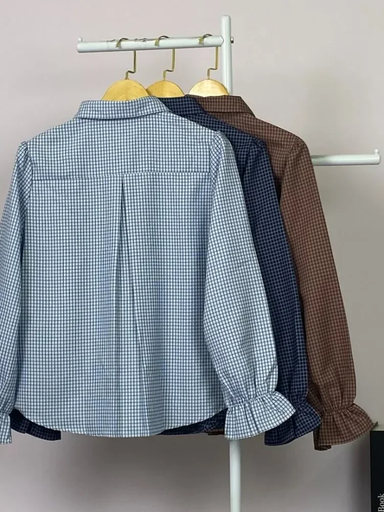 ASAYA Kemeja model kardigan berukuran *oversized* dengan desain tepi bergelombang yang tidak beraturan.