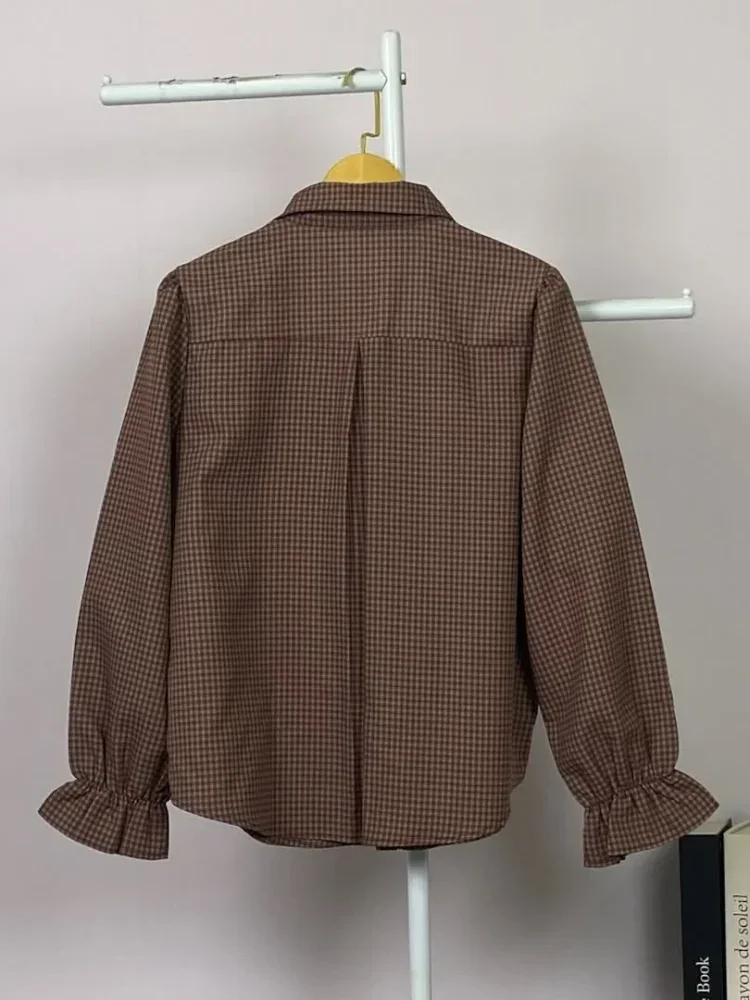 ASAYA Kemeja model kardigan berukuran *oversized* dengan desain tepi bergelombang yang tidak beraturan.
