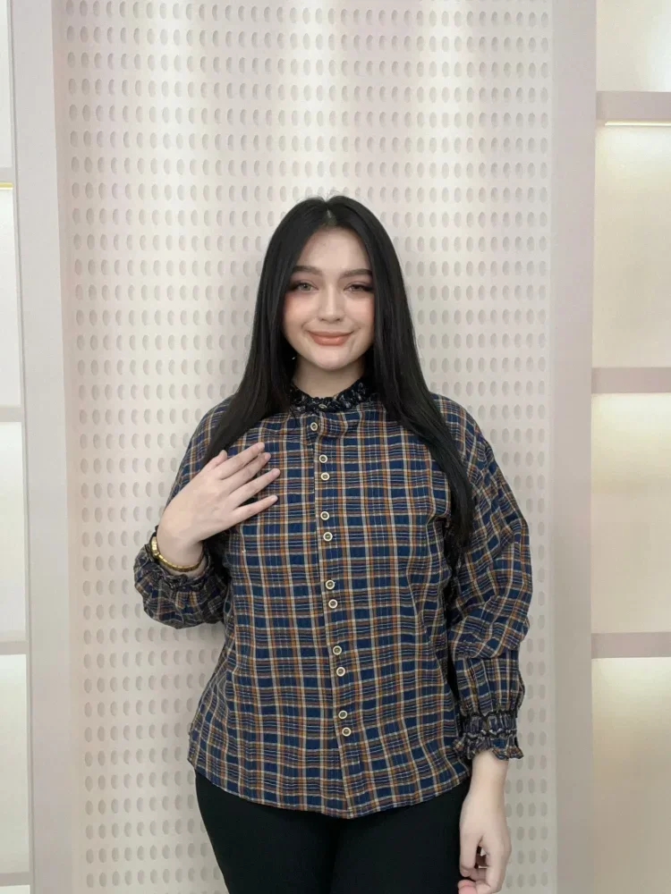 FADFAD Atasan kemeja wanita lengan panjang moitf kotak-kotak aksen ruffle gaya retro casual