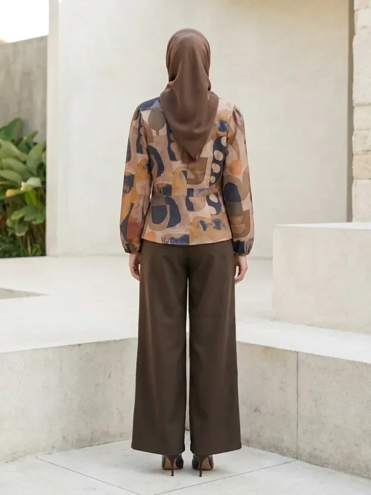ASAYA Setelan dua potong wanita dengan kemeja lengan panjang bercorak berkerah rancangannya tidak beraturan yang elegan dipadukan dengan celana palazzo