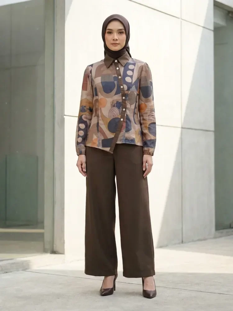 ASAYA Setelan dua potong wanita dengan kemeja lengan panjang bercorak berkerah rancangannya tidak beraturan yang elegan dipadukan dengan celana palazzo