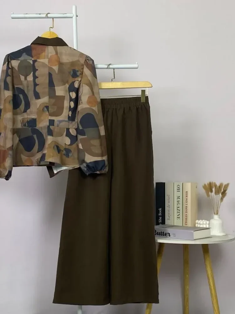 ASAYA Setelan dua potong wanita dengan kemeja lengan panjang bercorak berkerah rancangannya tidak beraturan yang elegan dipadukan dengan celana palazzo