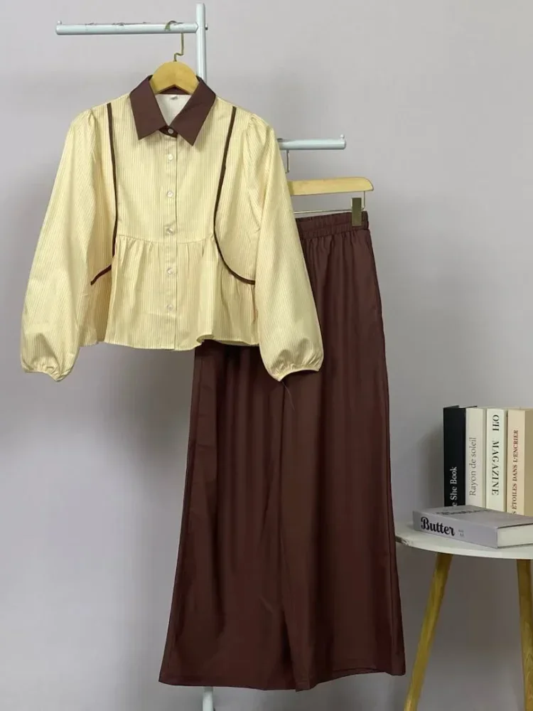 ASAYA Setelan celana modis dengan motif garis vertikal, dipadukan dengan kemeja lengan panjang berkerah, desain pas tubuh, membuat tubuh terlihat lebih ramping.