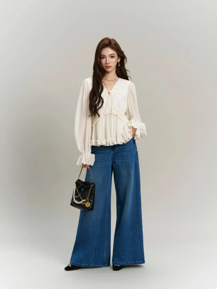 FADFAD Atasan blouse lengan panjang dengan detail bunga 3d dan bukaan leher beraksen pita