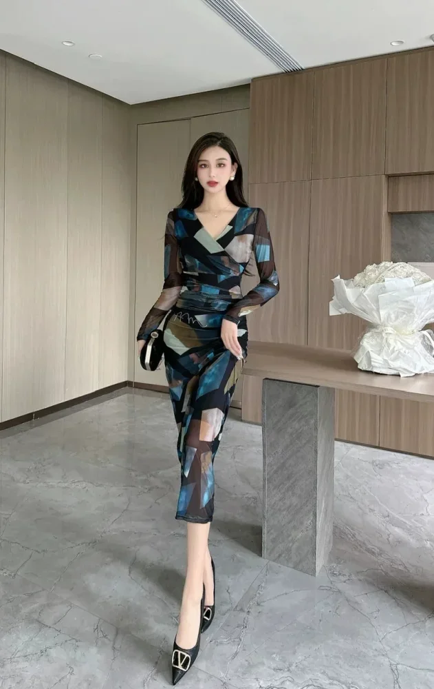 FADFAD Dress slimfit wanita muda lengan panjang dengan kerah v neck dan motif bergaya kekinian