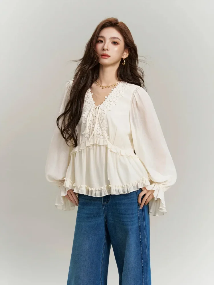 FADFAD Atasan blouse lengan panjang dengan detail bunga 3d dan bukaan leher beraksen pita