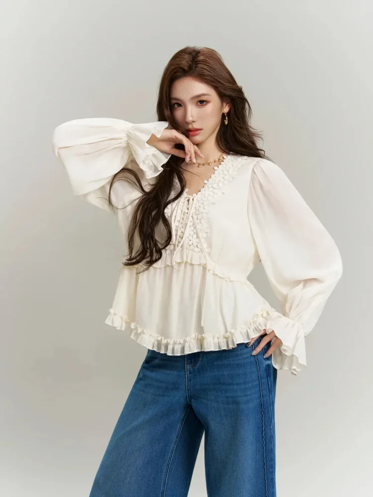 FADFAD Atasan blouse lengan panjang dengan detail bunga 3d dan bukaan leher beraksen pita