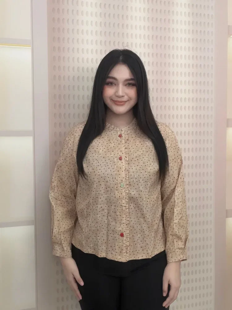 FADFAD Kemeja motif polkadot dengan kancing aktif sebaris dan lengan panjang gaya simpel