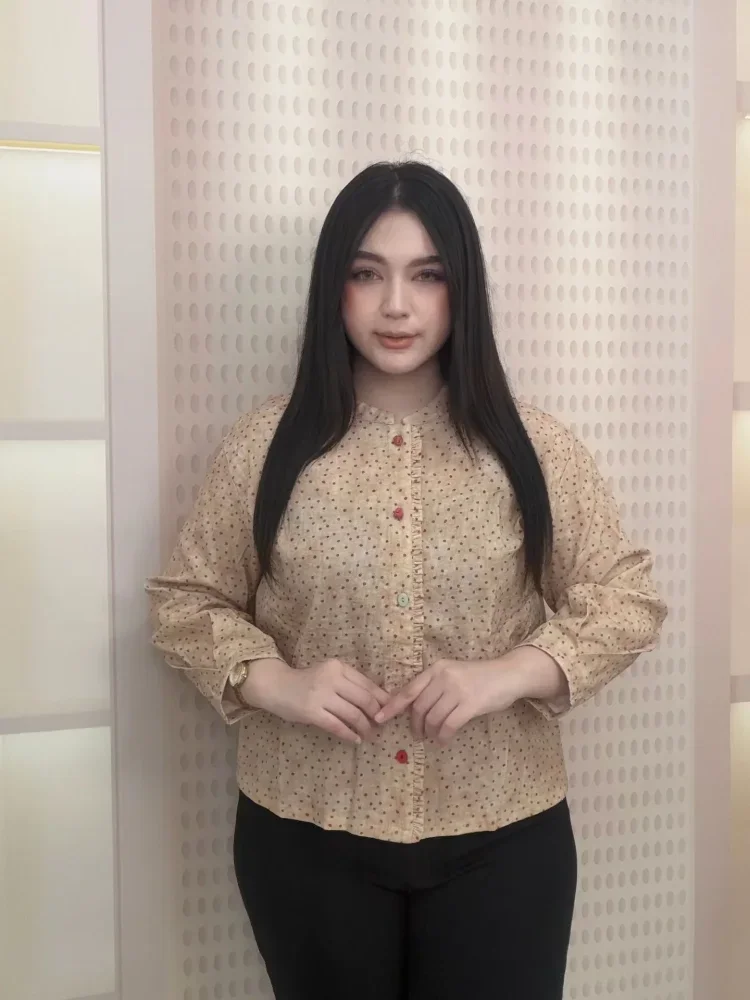 FADFAD Kemeja motif polkadot dengan kancing aktif sebaris dan lengan panjang gaya simpel