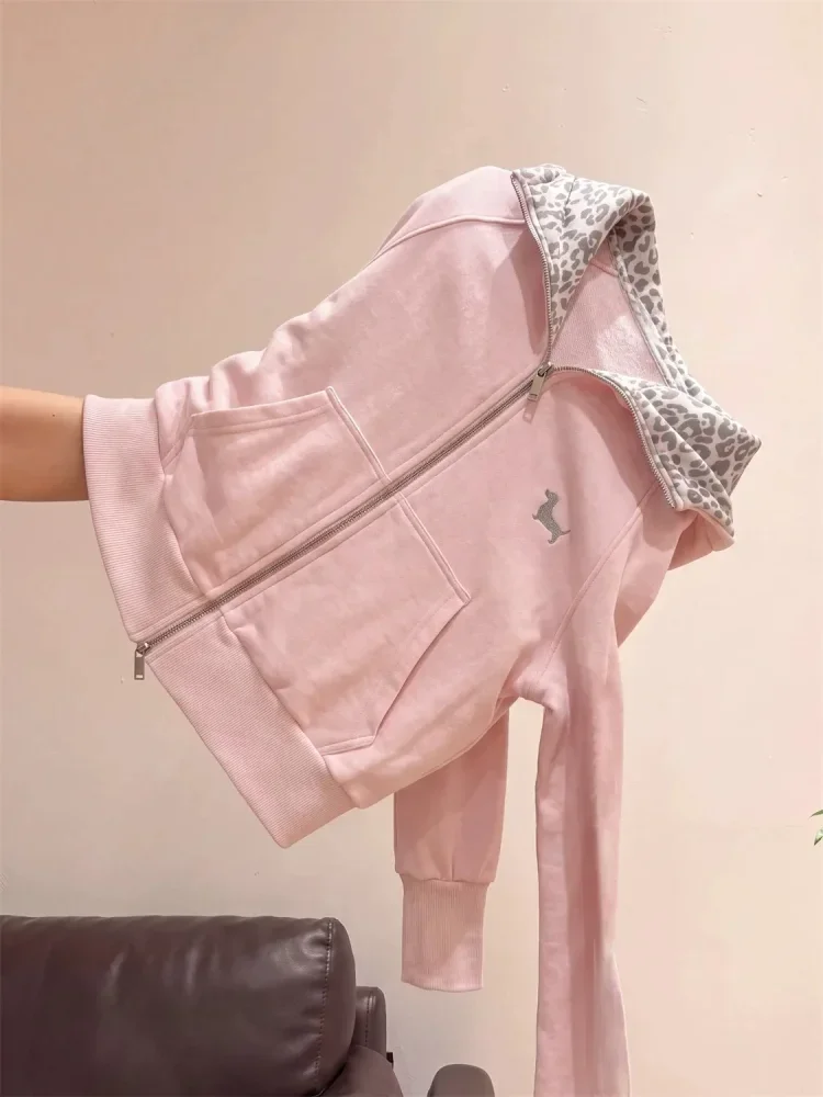 CHICMORE Tipis jaket wanita model crop dengan hoodie motif leopard dan zipper gaya chic