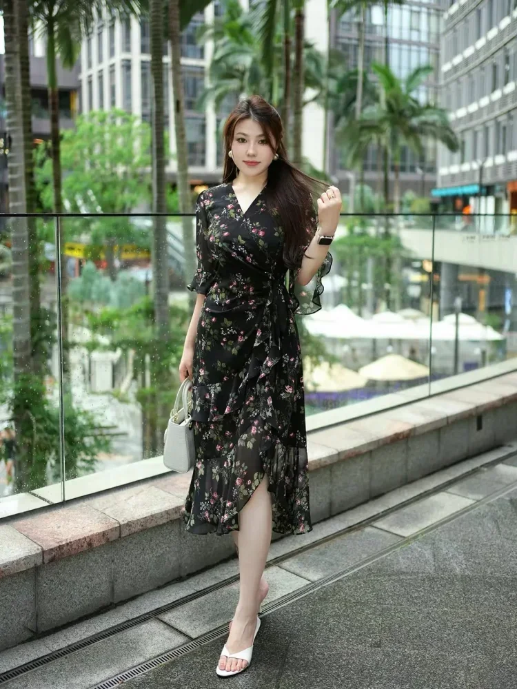 FADFAD Gaun midi aysimetris lengan pendek motif bunga berkerah v neck gaya elegant