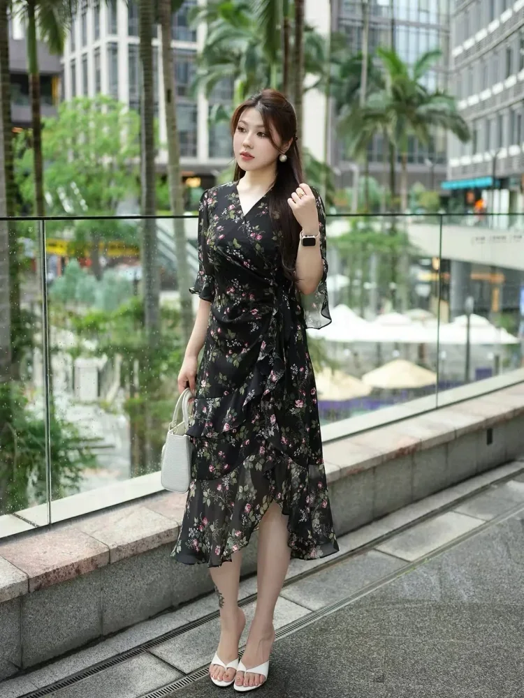 FADFAD Gaun midi aysimetris lengan pendek motif bunga berkerah v neck gaya elegant